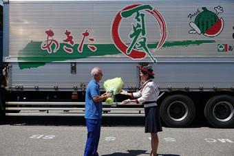 ミス・フレッシュ秋田からドライバーへ花束の贈呈の内容を表示