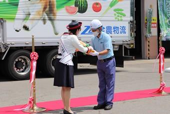 ミス・フレッシュ秋田からドライバーへ花束贈呈の内容を表示