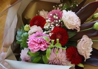 猿田副知事へ贈られた花束の内容を表示