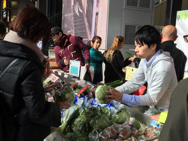 徳島県産農産物を販売する当県本部職員の内容を表示
