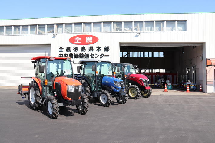 中央農機整備センター前に「ＳＬ３３Ｌ」など各種トラクターを展示の内容を表示