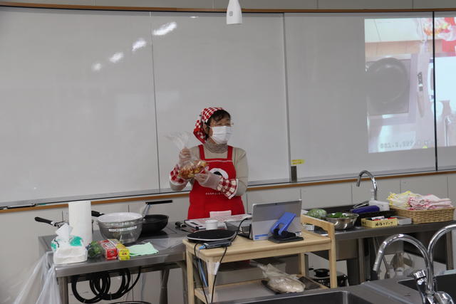 泉マス子講師が調理を指導の内容を表示