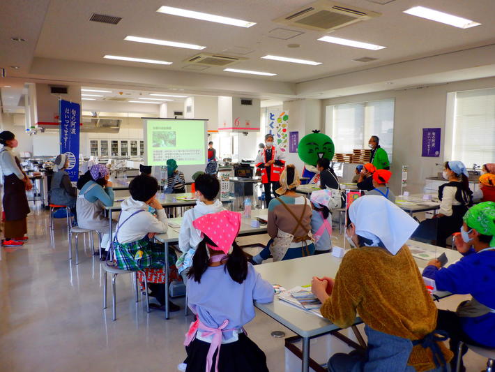 大阪事務所職員によるダイコンの食育授業の内容を表示