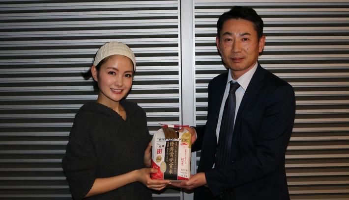 葵わかなさんに「ザ プレミアムファイブ」を手渡すJA全農あきた米穀部米穀販売課 福田芳武課長の内容を表示