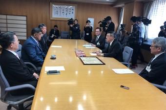 3月18日、佐竹敬久秋田県知事に受賞を報告しました。の内容を表示