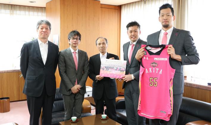 左から)全農あきた・杉山昌史本部長/秋田ノーザンハピネッツ・水野勇気社長/秋田中央会・船木耕太郎会長/田口成浩選手/谷口大智選手の内容を表示