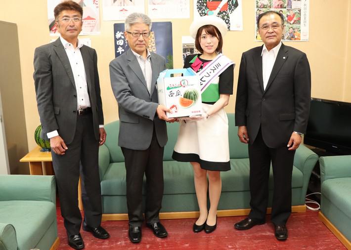 左から　ＪＡ秋田ふるさと西瓜部会 佐々木徹 部会長／秋田県 農林水産部 齋藤了 部長／ミス・フレッシュ秋田 大友美鈴さん／ＪＡ秋田ふるさと 鷹田直 代表理事専務の内容を表示