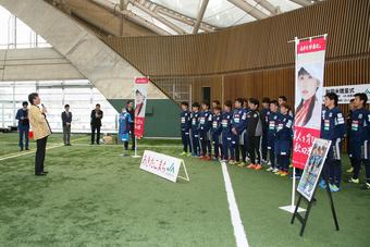 チームを激励するJA全農あきた杉山昌史県本部長の内容を表示