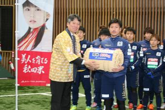 下田光平選手に米俵を手渡しましたの内容を表示