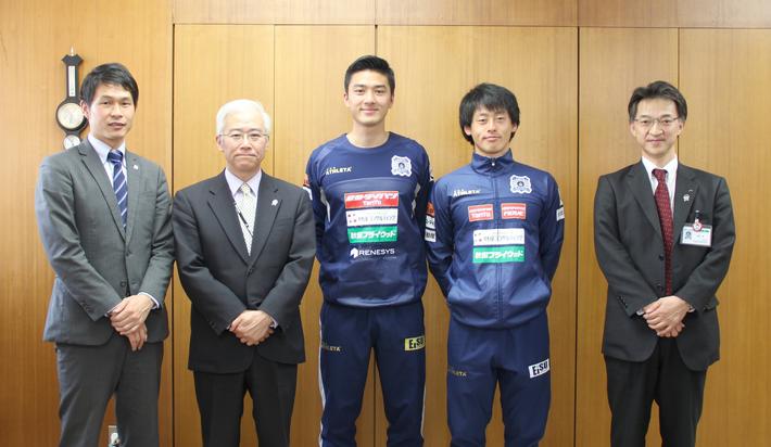 写真㊧ブラウブリッツ秋田　岩瀬浩介代表取締役社長　　選手㊧から千田選手、田中選手の内容を表示