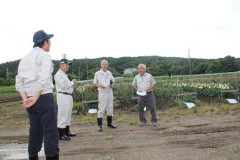 （農）平沢ファームで被害状況の説明を受ける長澤会長の内容を表示