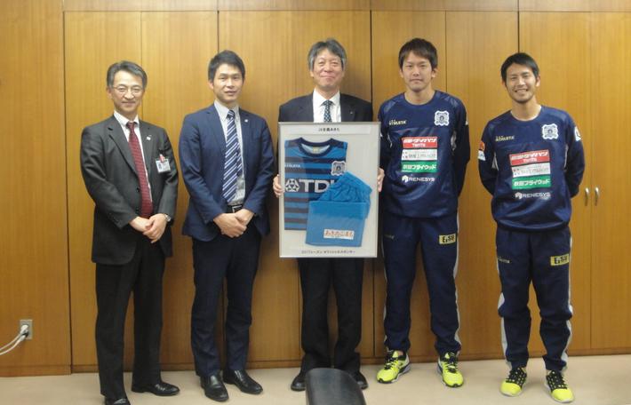 ㊧から斎藤副本部長(JA全農あきた)、岩瀬社長(ブラウブリッツ秋田)、杉山県本部長(JA全農あきた)、松本選手、有薗選手の内容を表示