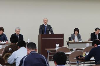 あいさつを行うJA全農あきた園芸畜産部 武藤隆繁部長の内容を表示
