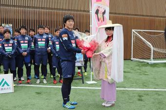 山田尚幸選手に花束を贈呈しましたの内容を表示