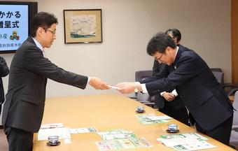 川原副知事に目録を贈呈する山田県本部長(右)の内容を表示