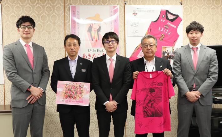 左から)白濱僚祐選手・JA全農あきた 佐藤英一副本部長・水野勇気社長・JA全農あきた 小林和久副本部長・中山拓哉選手の内容を表示