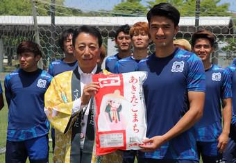 「『秋田米』をたくさん食べて勝利を重ね、J2昇格を果たしてください」と激励するJA全農あきた佐藤英一副本部長(写真左)の内容を表示