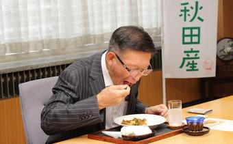 試食する佐竹知事の内容を表示