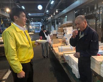 市場関係者に試食をすすめ、出来栄えをPRしましたの内容を表示