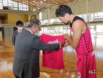 サプライズで古川選手のサイン入りＴシャツをいただきましたの内容を表示