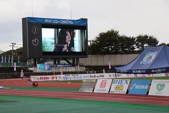 大型スクリーンで秋田米ＣＭを放映しサポーターにＰＲしましたの内容を表示