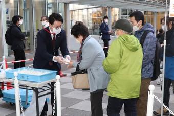 秋田市ではパブリックビューイングが行われ、「サキホコレ」のおにぎりが配られましたの内容を表示