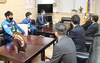ＪＡ全農あきたの小林和久県本部長が「Ｊ２での活躍も期待しています」と激励しましたの内容を表示