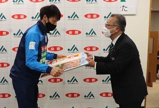 加賀選手に秋田県産あきたこまちと秋田県産豚肉の目録を贈呈しましたの内容を表示