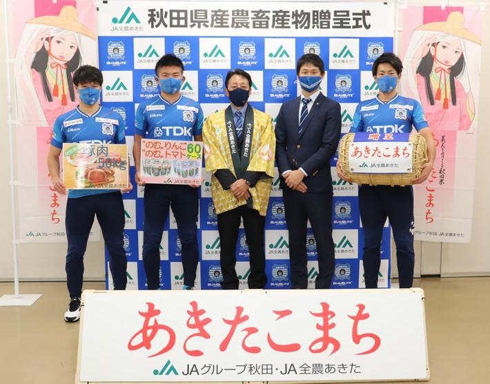 左から）輪笠祐士選手・中村亮太選手・JA全農あきた 佐藤英一副本部長・ブラウブリッツ秋田 岩瀬浩介代表取締役社長・山田尚幸選手の内容を表示