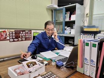 取材を受ける金山加工部長の内容を表示