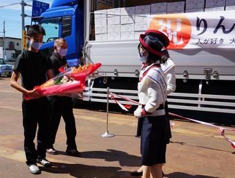 ミス・フレッシュ秋田からドライバーへ花束を贈呈の内容を表示