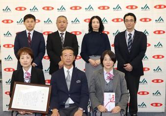 秋田県本部会場出席者で記念撮影の内容を表示