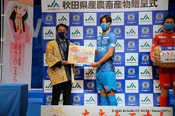 半田航也選手へ県産豚肉を贈呈の内容を表示