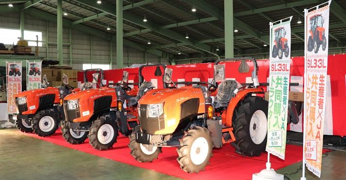 3校へ寄贈された「共同購入トラクターSL33L」の内容を表示