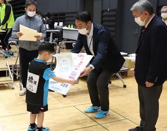 入賞者へ副賞(パネル)を贈呈の内容を表示