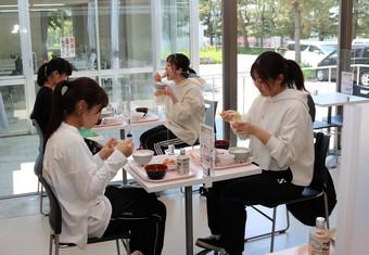 「100円定食」を食べる学生たちの内容を表示