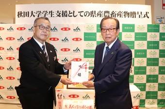山本学長(右)へ目録を手渡す小林県本部長の内容を表示