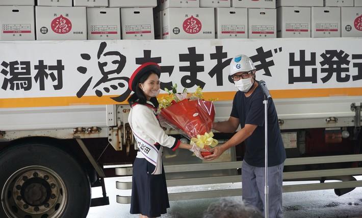 ミス・フレッシュ秋田からドライバーへ花束贈呈の内容を表示