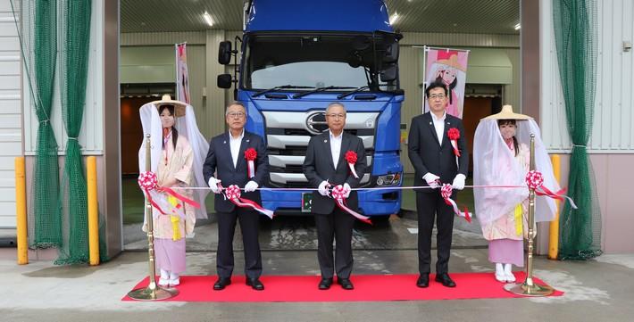 左から)ミスあきたこまち、JA全農あきた 小林和久県本部長、斉藤一志会長、椎川浩副本部長、ミスあきたこまちの内容を表示