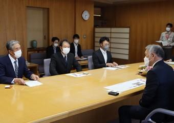 羽川会長（左から２番目）が「秋田県花の祭典」開催をＰＲの内容を表示