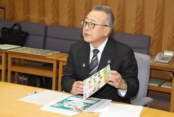 小林県本部長が今年度の補助教材を紹介の内容を表示