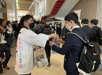 「入学おめでとうございます!頑張ってください!」と声をかけながら配布しましたの内容を表示