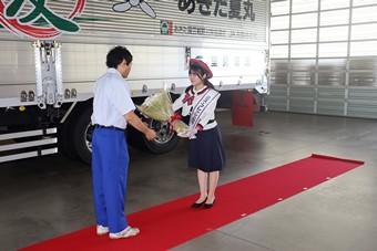 ミス・フレッシュ秋田からドライバーへ花束の贈呈の内容を表示