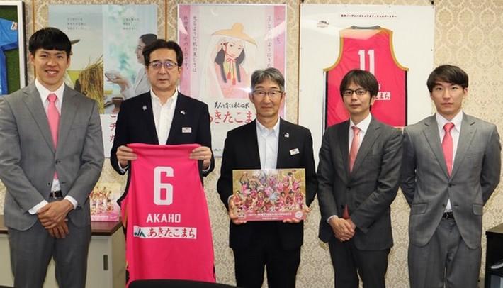 (左から)保岡選手、JA全農あきた椎川浩県本部長、山田良仁副本部長、水野社長、熊谷選手の内容を表示