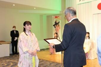 委嘱状を手渡す小松会長の内容を表示