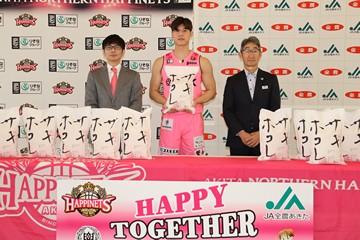 秋田ノーザンハピネッツへ「サキホコレ」を贈呈！～「HAPPY