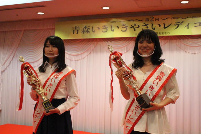 青森いきいきやさいレディに選ばれた、八木澤さん㊧、工藤さん㊨の内容を表示