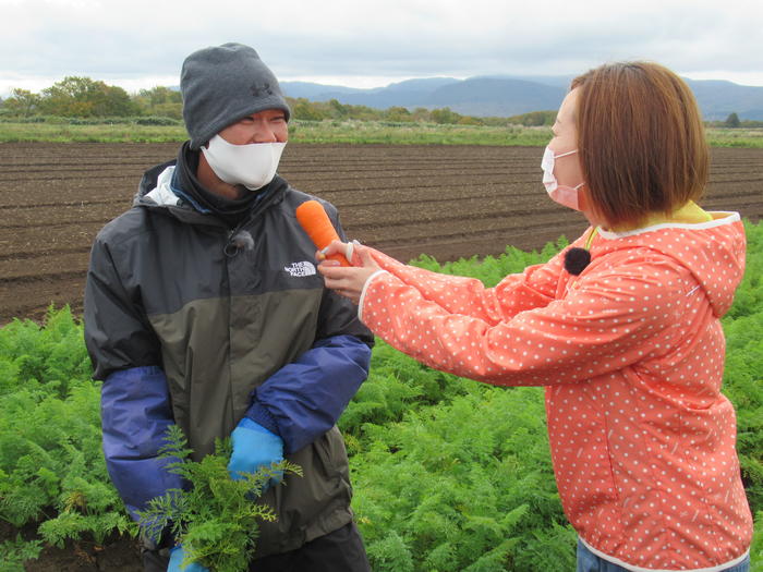 にんじんの栽培ポイントを紹介する奈良さん㊧の内容を表示