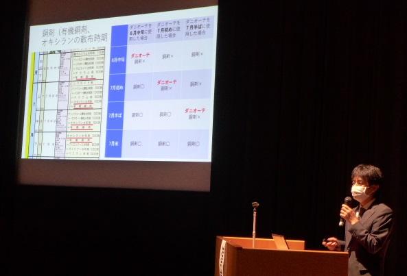 防除のポイントについて説明する石栗氏の内容を表示