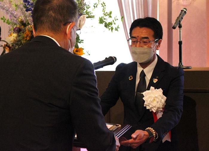 感謝状を贈呈する雪田会長㊨の内容を表示